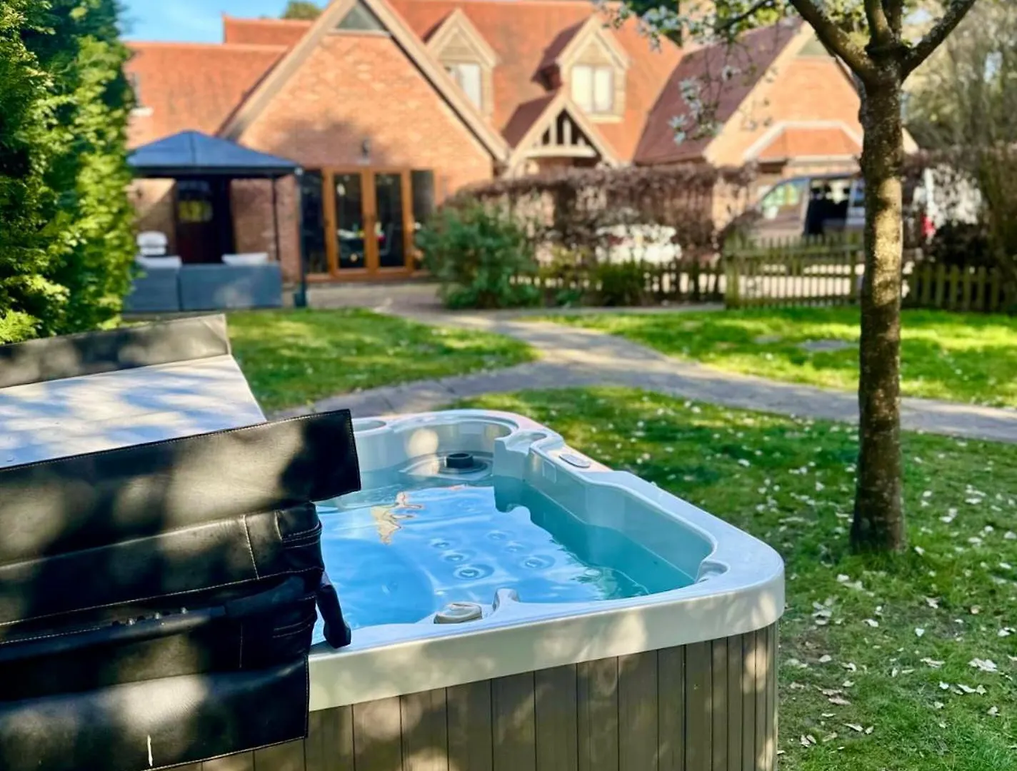 Serene Retreat - Hot Tub - Pool Table - Close To New Forest And Bournemouth Beach - Sleeps 12 Hurn 0*,  United Kingdom