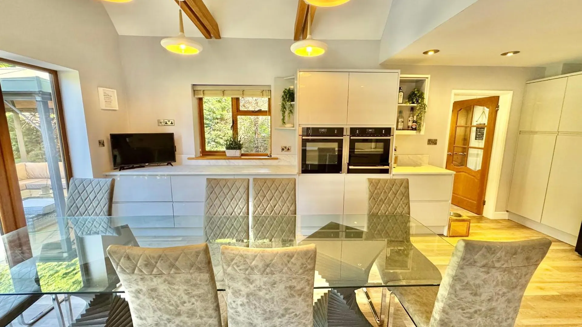 Serene Retreat - Hot Tub - Pool Table - Close To New Forest And Bournemouth Beach - Sleeps 12 Hurn Holiday home