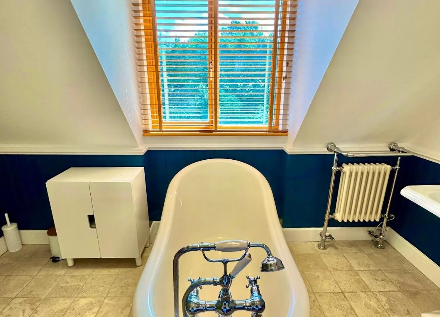 Serene Retreat - Hot Tub - Pool Table - Close To New Forest And Bournemouth Beach - Sleeps 12 Hurn 0*,