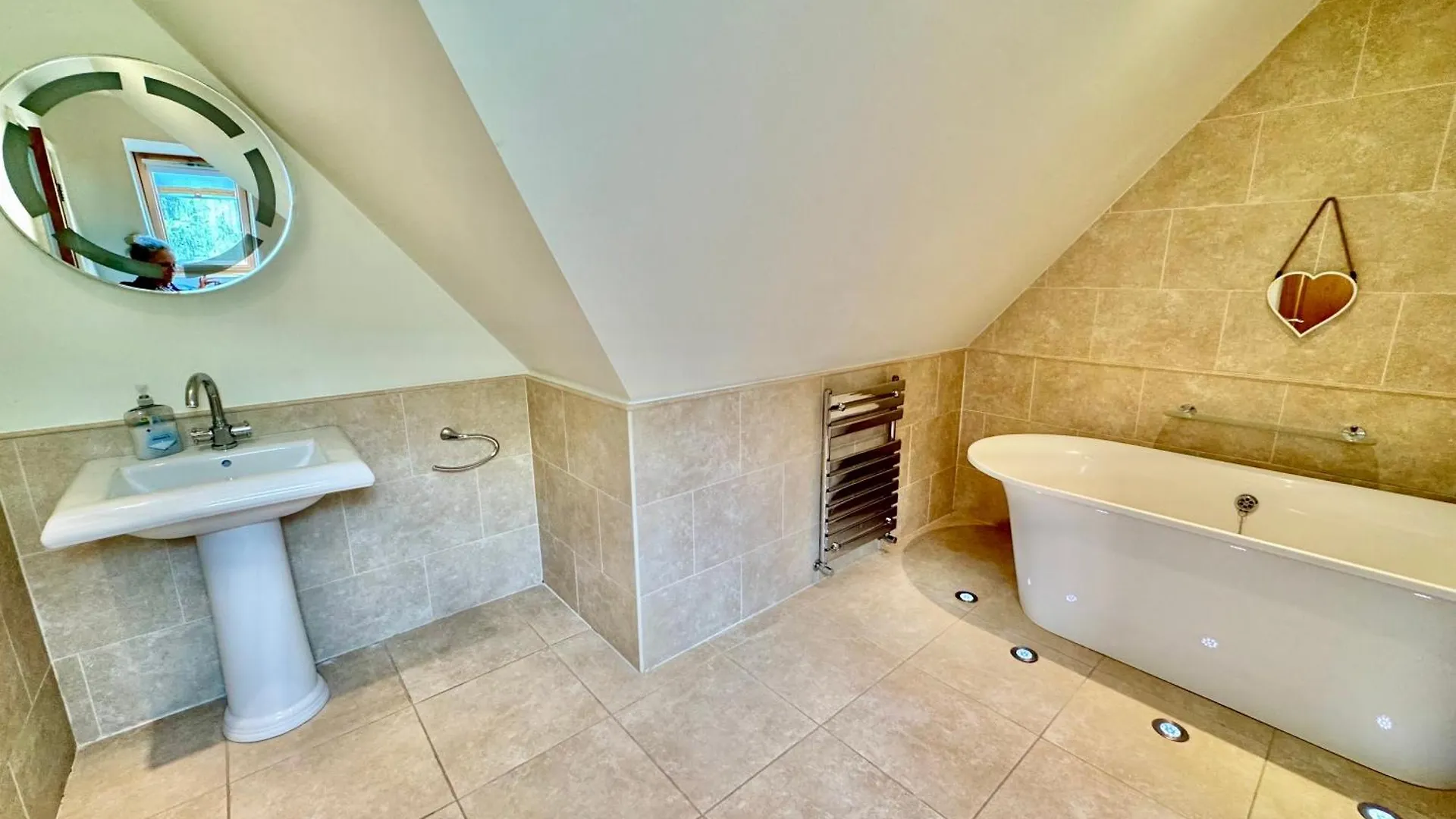 Serene Retreat - Hot Tub - Pool Table - Close To New Forest And Bournemouth Beach - Sleeps 12 Hurn