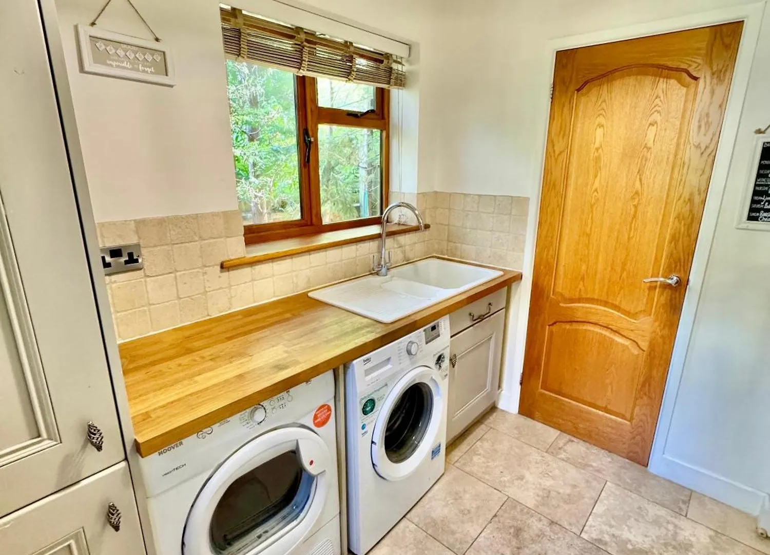 Serene Retreat - Hot Tub - Pool Table - Close To New Forest And Bournemouth Beach - Sleeps 12 Hurn United Kingdom