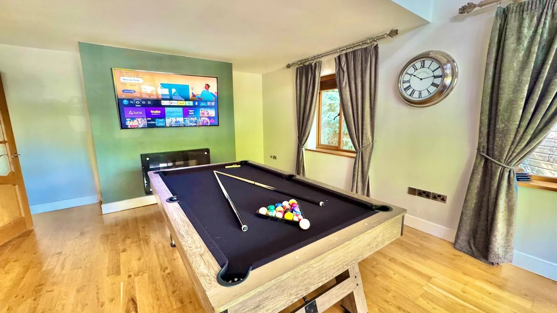 Serene Retreat - Hot Tub - Pool Table - Close To New Forest And Bournemouth Beach - Sleeps 12 Hurn 0*,  United Kingdom