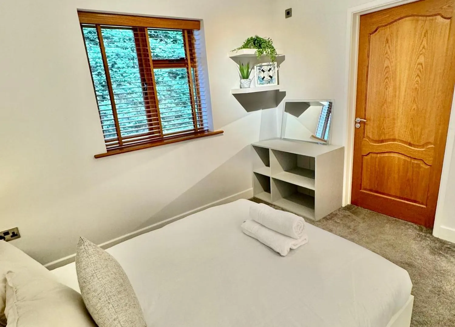 Serene Retreat - Hot Tub - Pool Table - Close To New Forest And Bournemouth Beach - Sleeps 12 Hurn United Kingdom