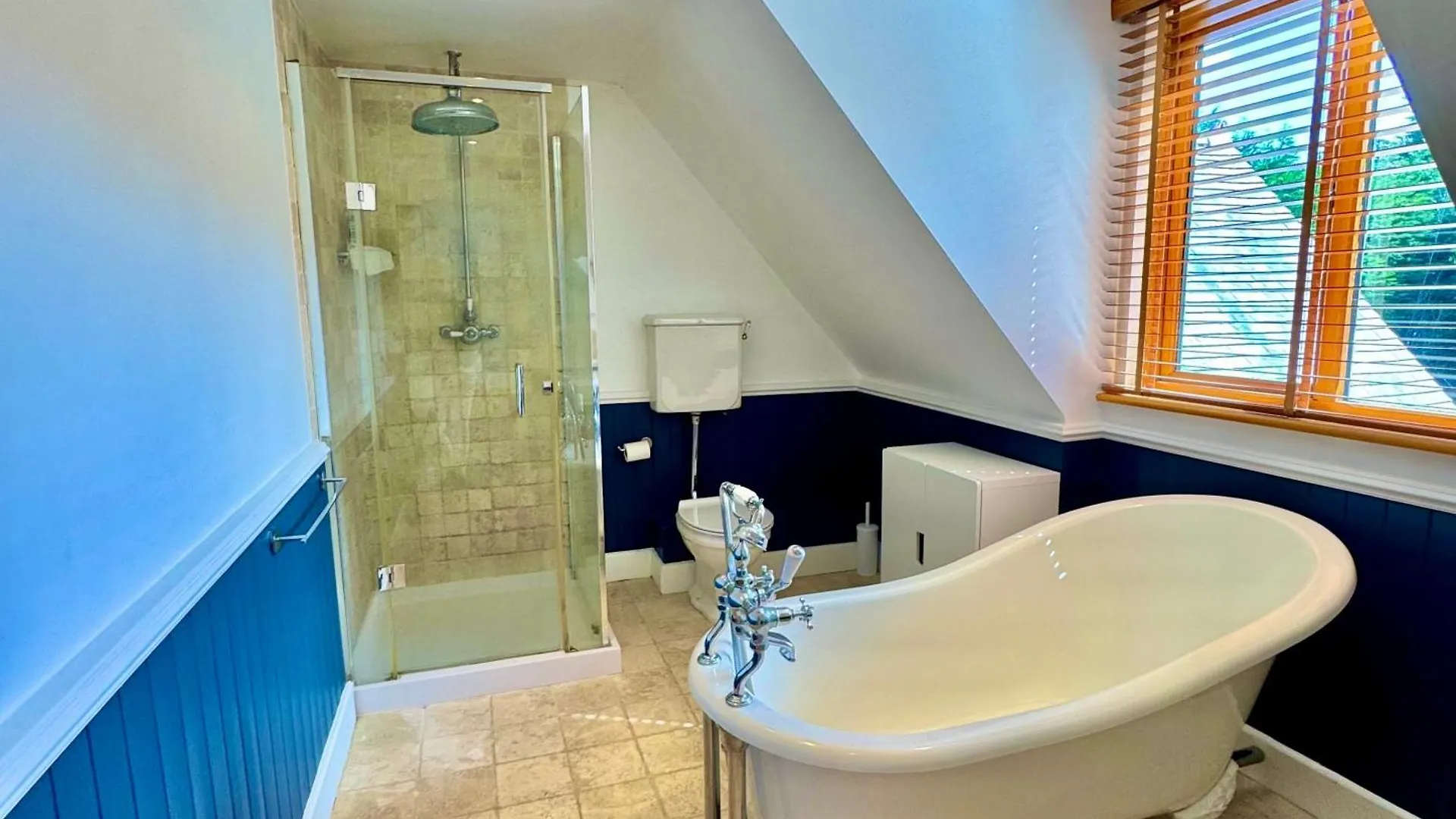 Serene Retreat - Hot Tub - Pool Table - Close To New Forest And Bournemouth Beach - Sleeps 12 Hurn United Kingdom