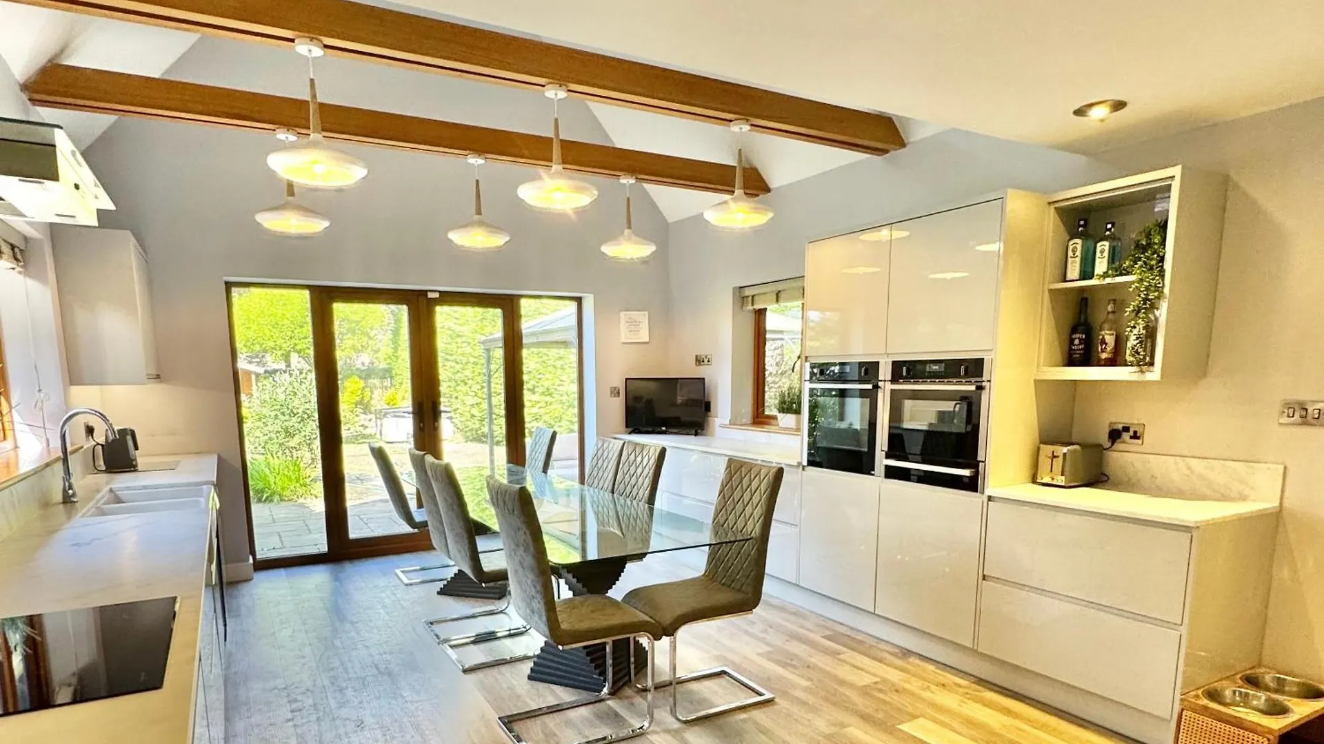 Holiday home Serene Retreat - Hot Tub - Pool Table - Close To New Forest And Bournemouth Beach - Sleeps 12 Hurn