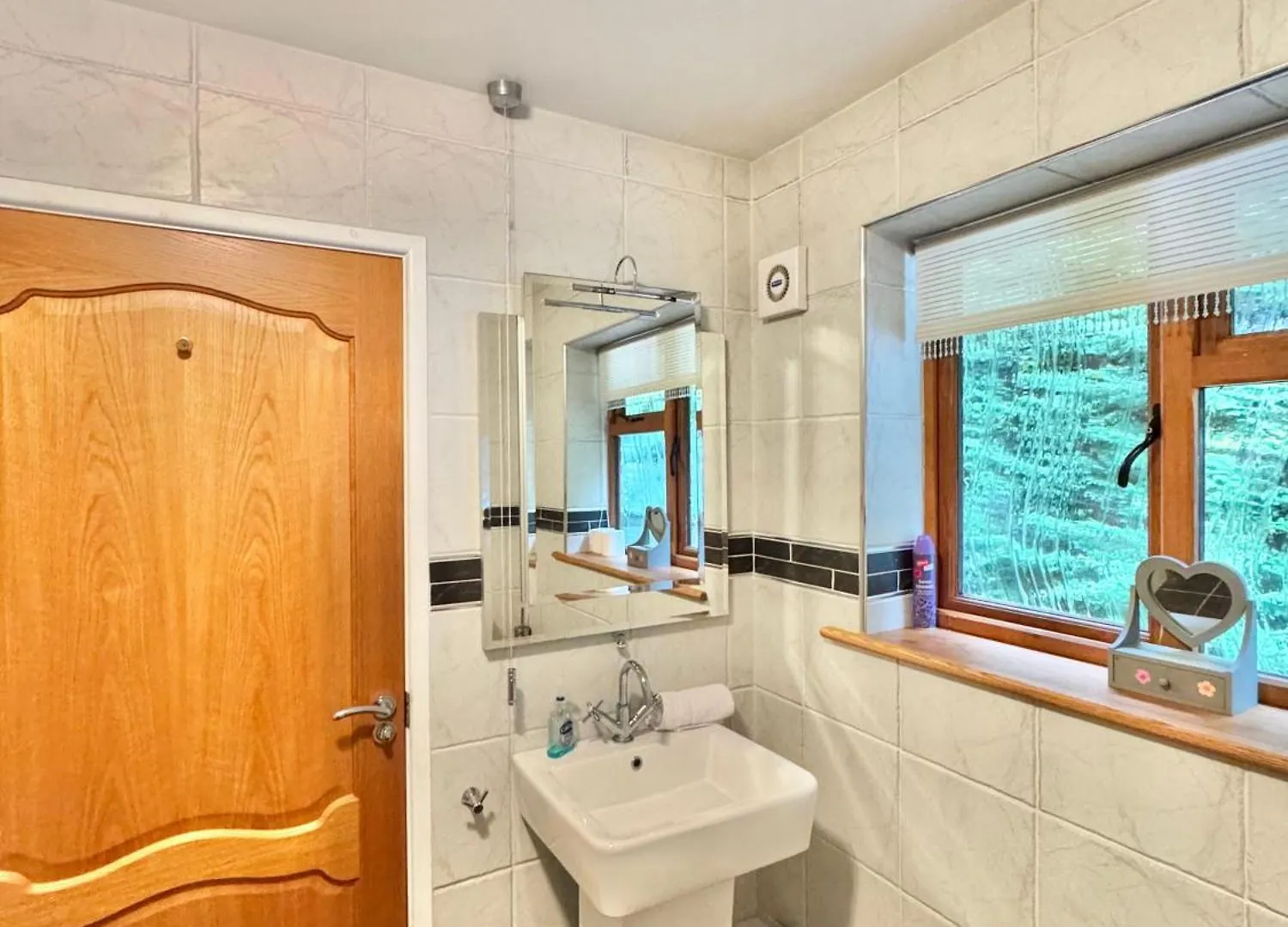 Serene Retreat - Hot Tub - Pool Table - Close To New Forest And Bournemouth Beach - Sleeps 12 Hurn Holiday home