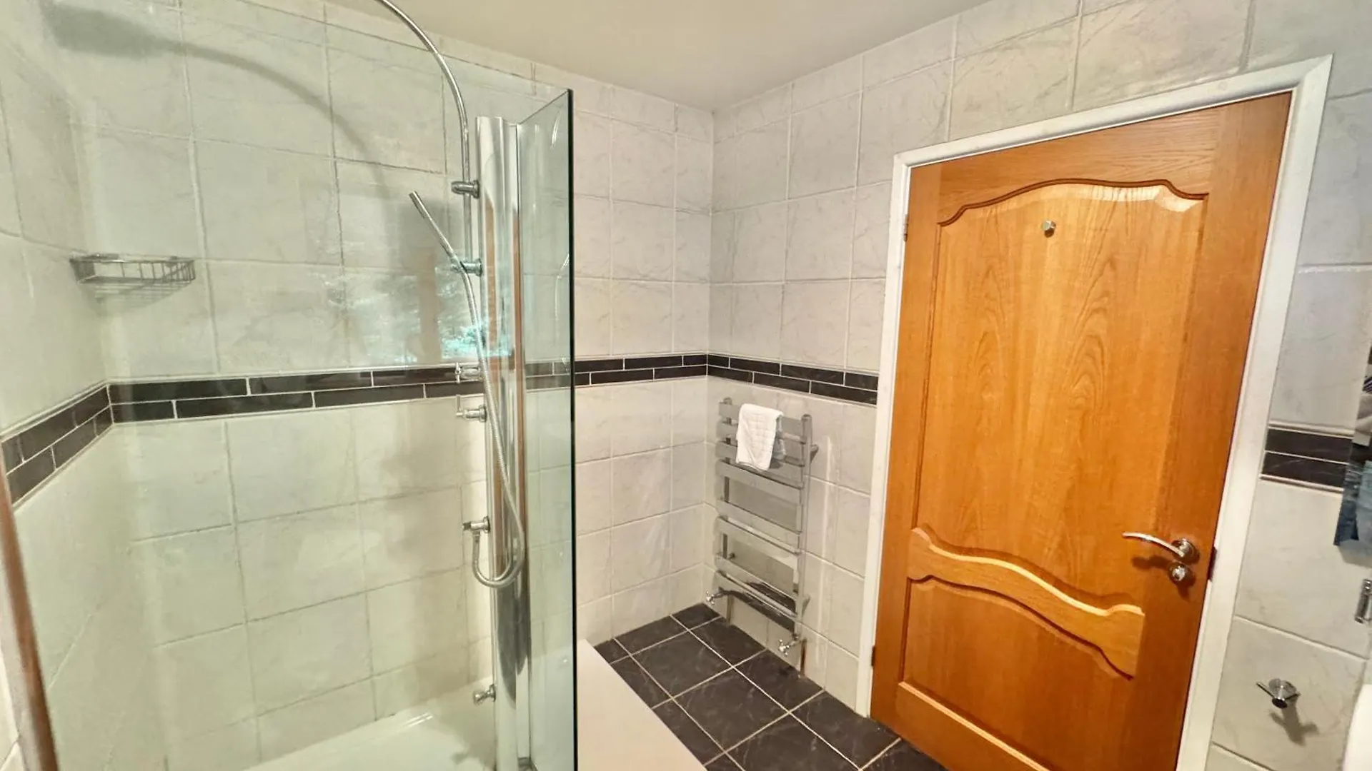 Serene Retreat - Hot Tub - Pool Table - Close To New Forest And Bournemouth Beach - Sleeps 12 Hurn