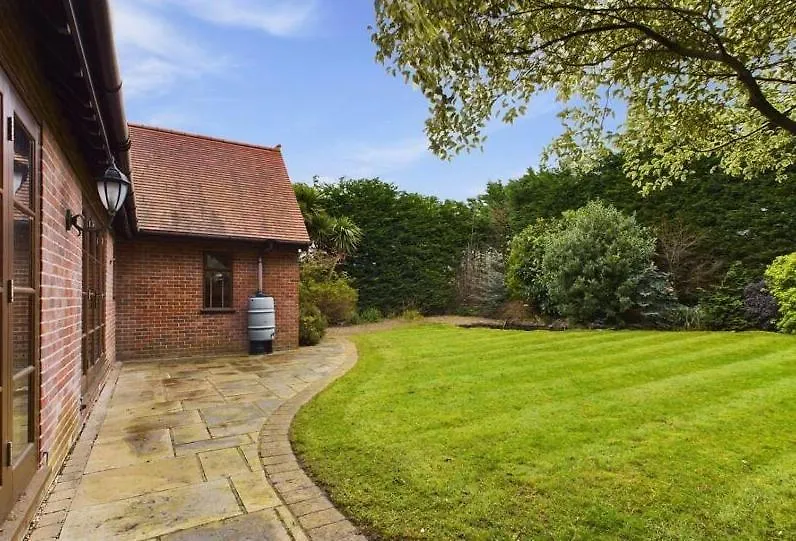 Serene Retreat - Hot Tub - Pool Table - Close To New Forest And Bournemouth Beach - Sleeps 12 Hurn Великобритания