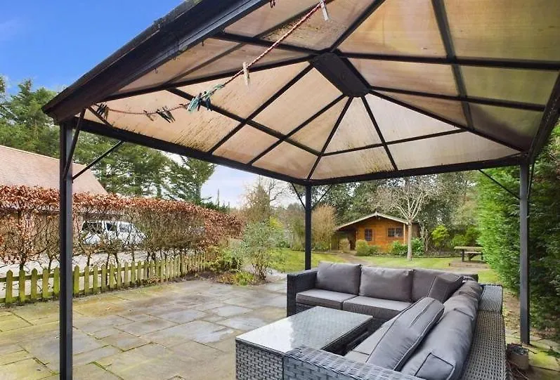 Дом отдыха Serene Retreat - Hot Tub - Pool Table - Close To New Forest And Bournemouth Beach - Sleeps 12 Hurn
