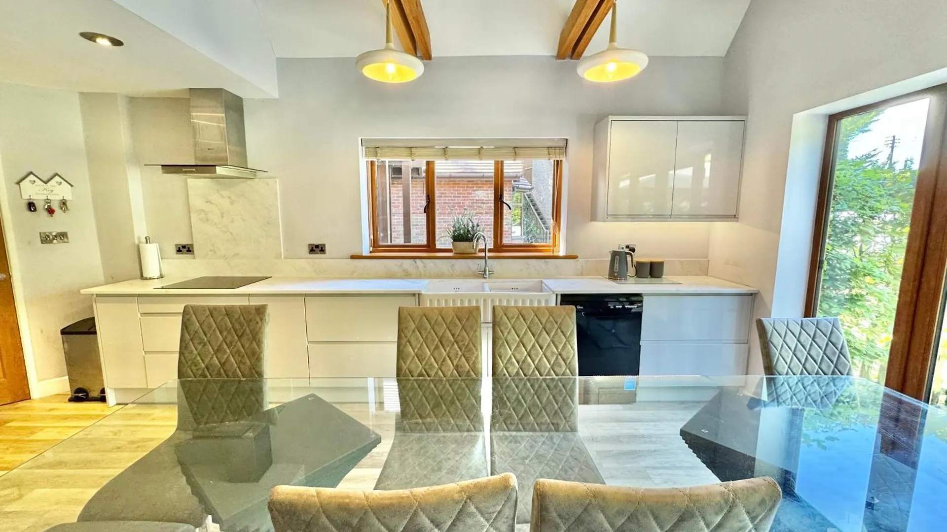 Serene Retreat - Hot Tub - Pool Table - Close To New Forest And Bournemouth Beach - Sleeps 12 Hurn