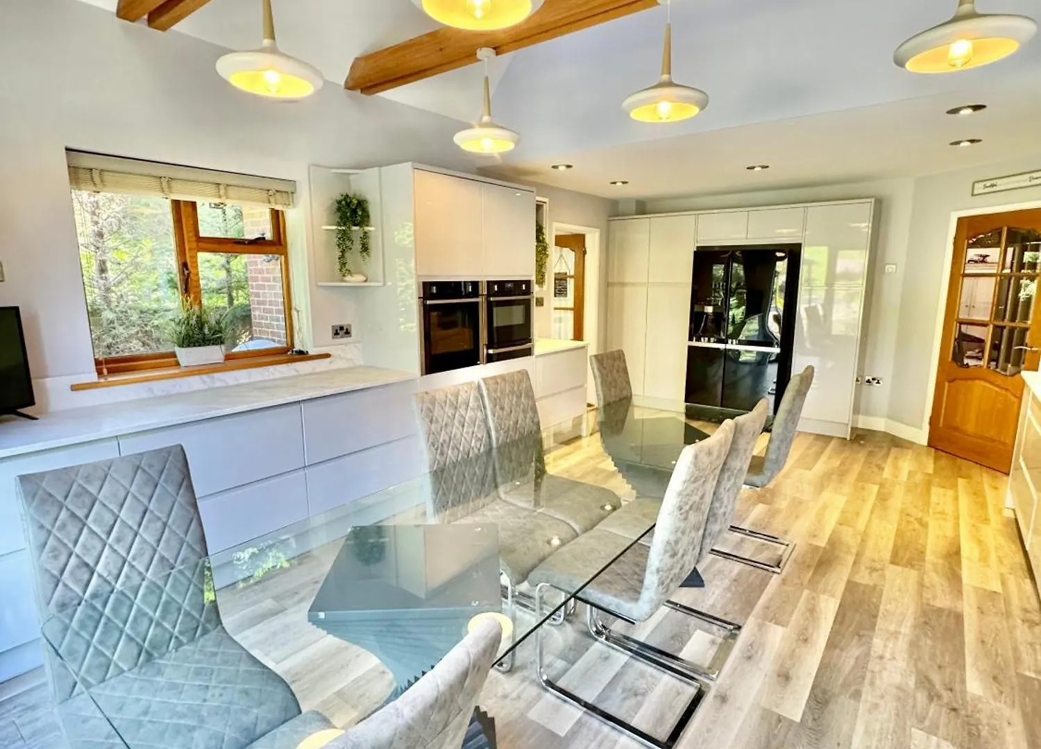 Serene Retreat - Hot Tub - Pool Table - Close To New Forest And Bournemouth Beach - Sleeps 12 Hurn